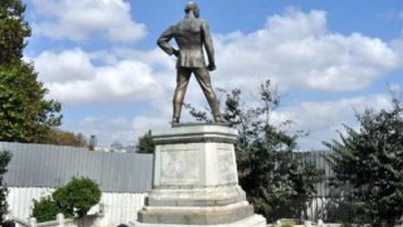 CHP Sarayburnu'ndaki Atatürk heykelinin önünü açtırdı