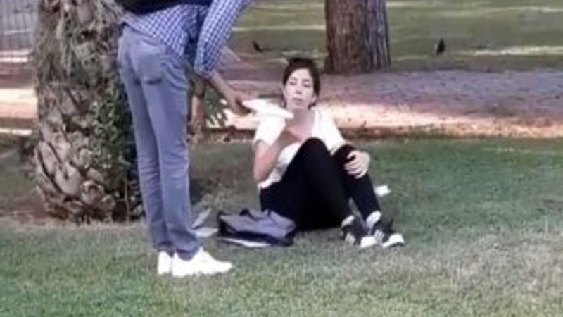 Tanımadığı kişilere kitap hediye etti