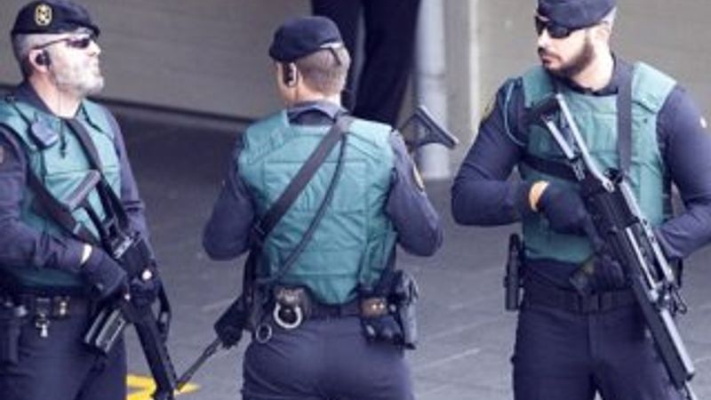 Barselona'da polise bıçaklı saldırı