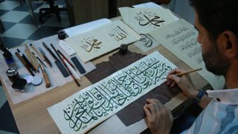 Ustalarının izinde hat sanatını yaşatıyor