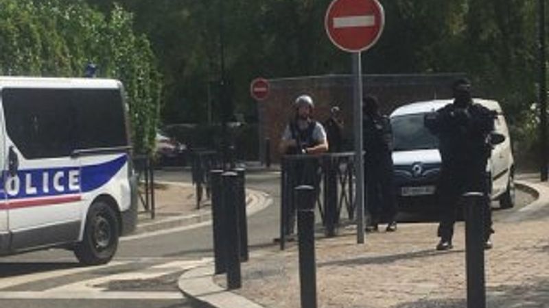 Paris'te bıçaklı saldırı