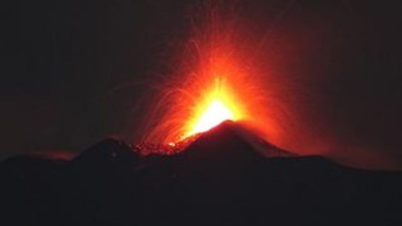 Etna Yanardağı yeniden faaliyete geçti