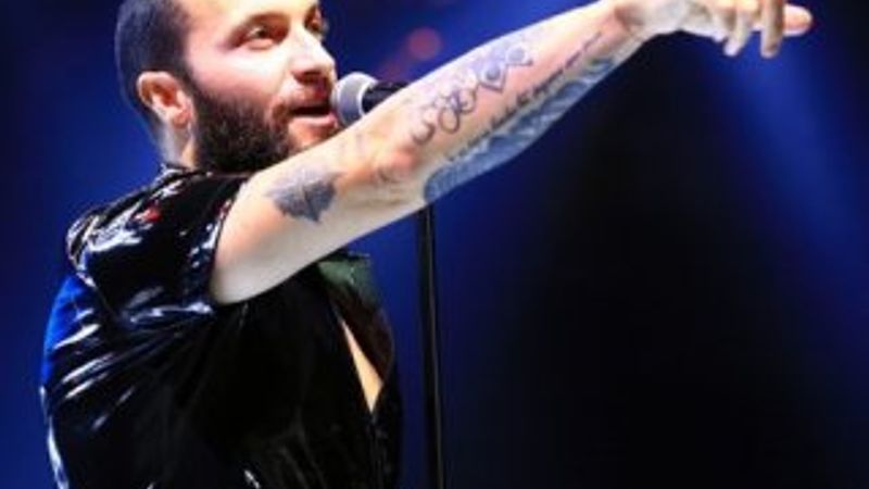 Konserine türbanlı hayranları alınmayan Berkay sinirlendi