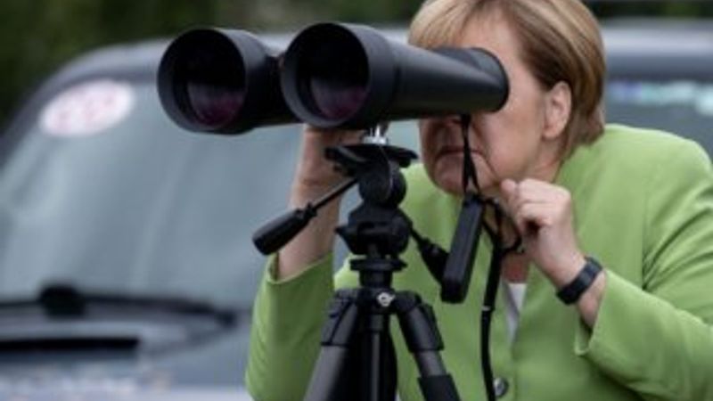 Merkel Rus askeri üssünü inceledi