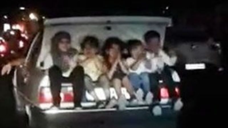 Hareket halindeki otomobilin bagajında 5 çocuk