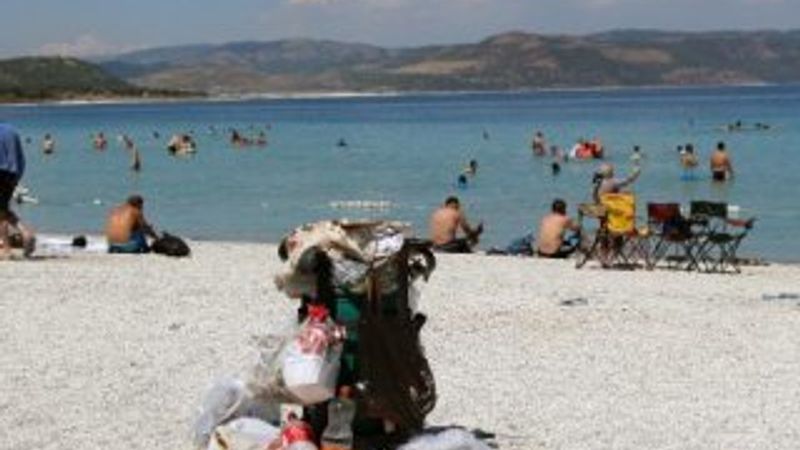 Salda Gölü çevresinde çöp kirliliği