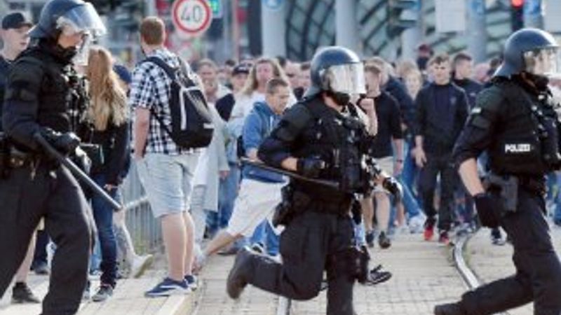 Almanya’da aşırı sağcılardan göçmenlere saldırı