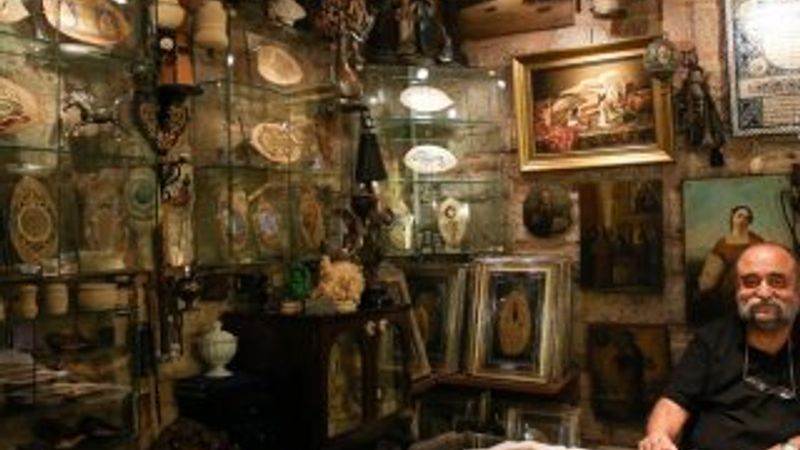 Kuruyan yaprakları sanatıyla ölümsüzleştiriyor