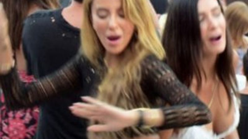 Özge Ulusoy çılgınlar gibi dans etti