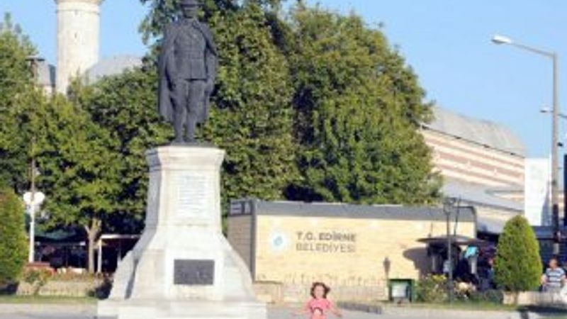 Atatürk Anıtı'nın arkasına konulan tuvalet tartışması