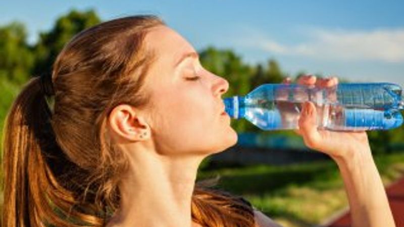 Maden suyunu bardakta değil, şişede tüketin