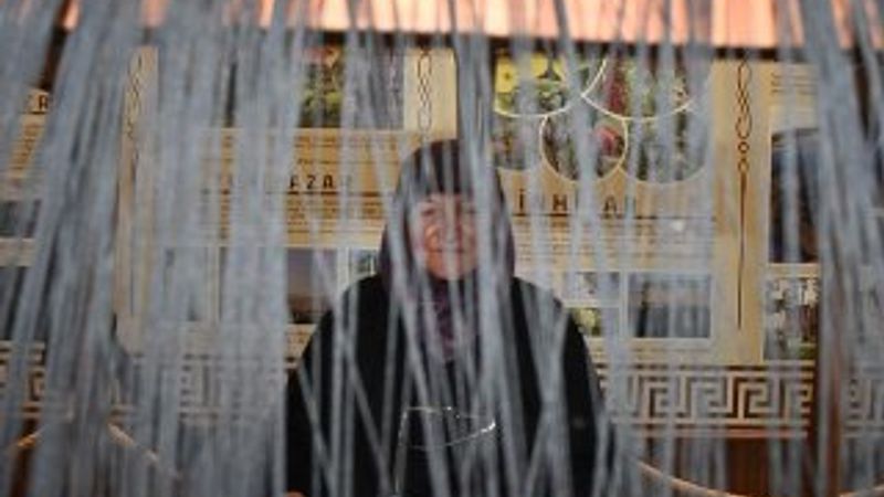 Eski elbiseleri kilime dönüştürüyorlar