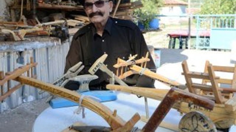 Mesleğini minyatür kağnı yaparak sürdürüyor