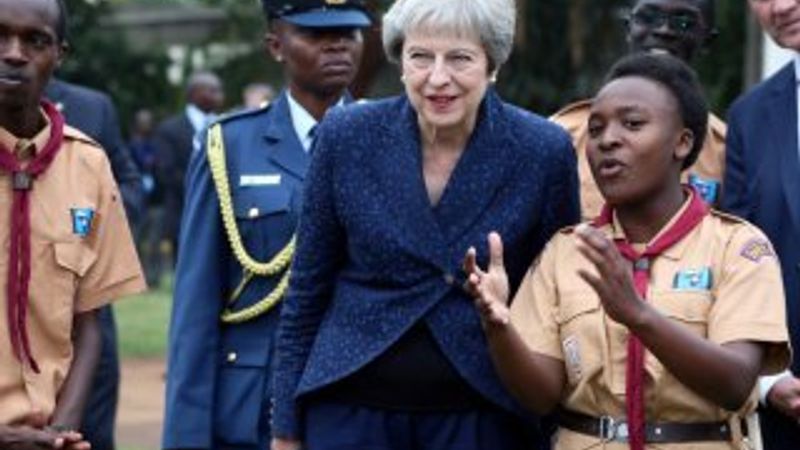 Theresa May'ın tuhaf dansı alay konusu oldu