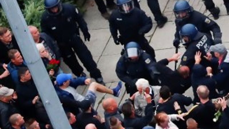 Almanya'da polisler göçmen karşıtlarına saldırdı