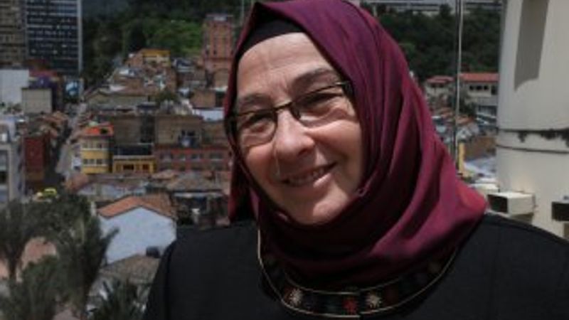 Ebru sanatının inceliklerini öğretiyor