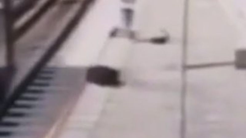 Rusya'da kondüktör yolcuyu aşağı attı