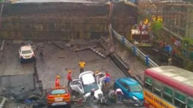 Hindistan'da köprü çöktü