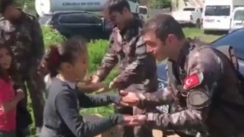 Mehmetçik Hakkarili çocuklarla el kızartmaca oynadı