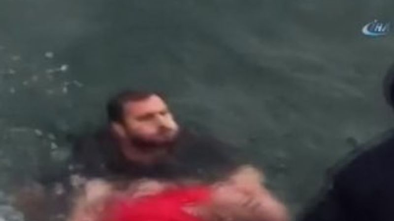 Helikopter kazasında yaralıların karaya çıkarıldığı anlar