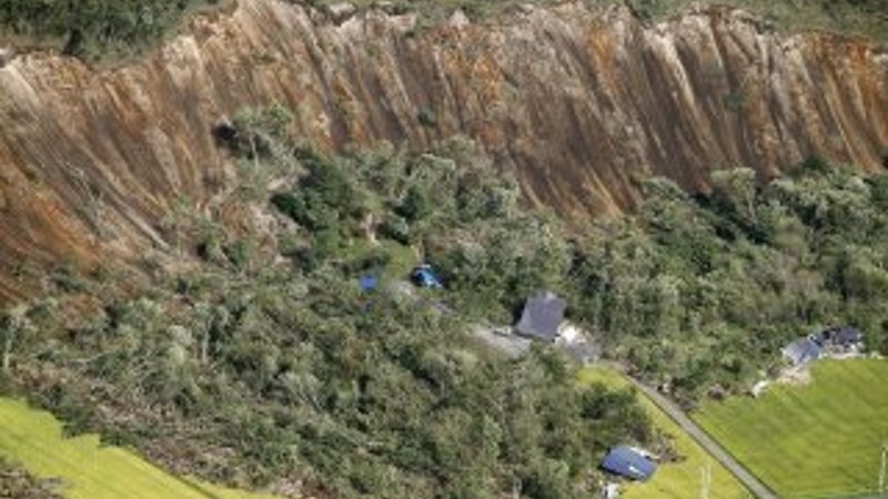 Japonya'yı tayfundan sonra deprem vurdu