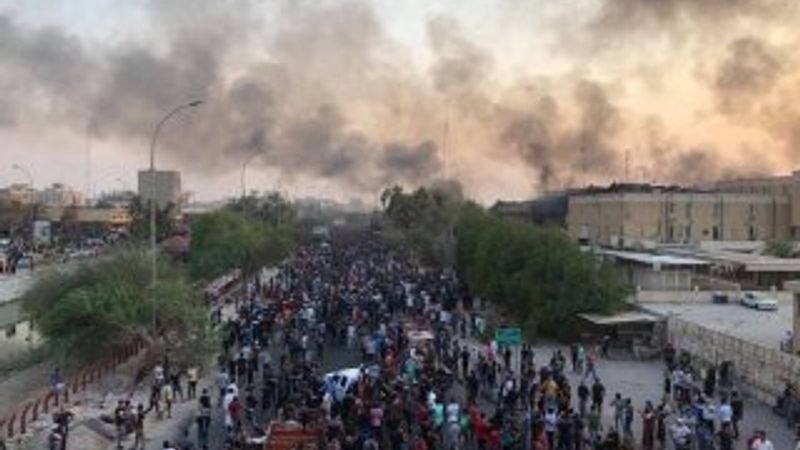 Basra'da göstericiler İran Başkonsolosluğu'nu yaktı