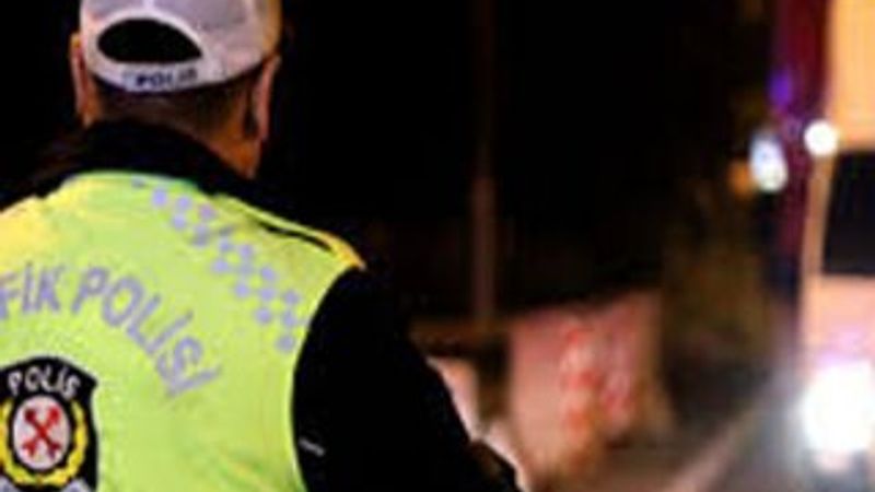 Emniyet kemeri takmayan telefonla konuşan sürücülere ceza