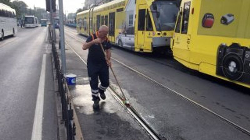 Japon turistler tramvayın altında kaldı