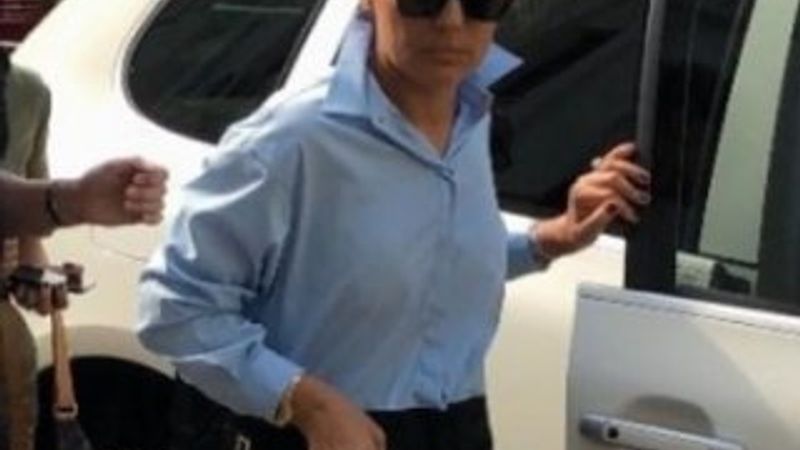 Demet Akalın ve Okan Kurt adliye koridorlarında