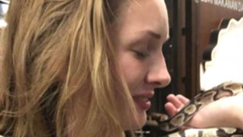 Yasemin Allen'dan yılanlı poz