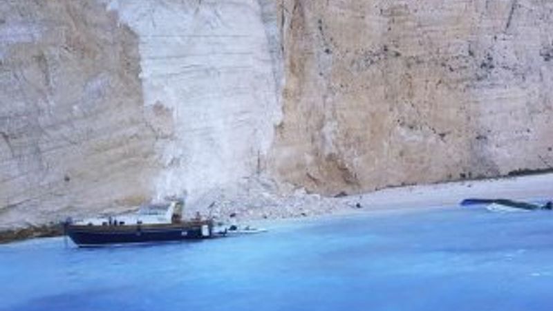Yunanistan'da kayalar turistlerin üzerine düştü