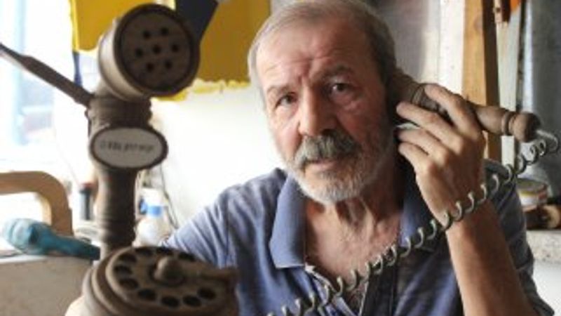 Ahşaptan ev telefonları yapıyor