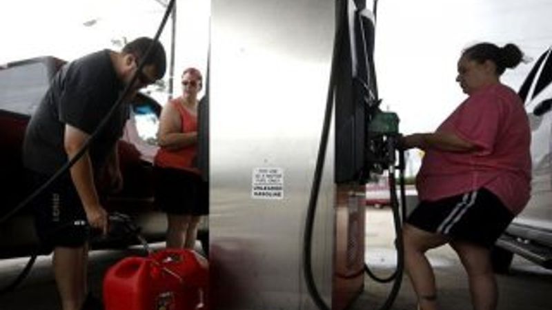 ABD'de kasırga nedeniyle uzun benzin kuyrukları oluştu