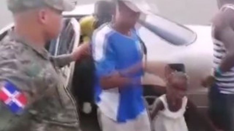 Bir arabadan 18 kişi indi