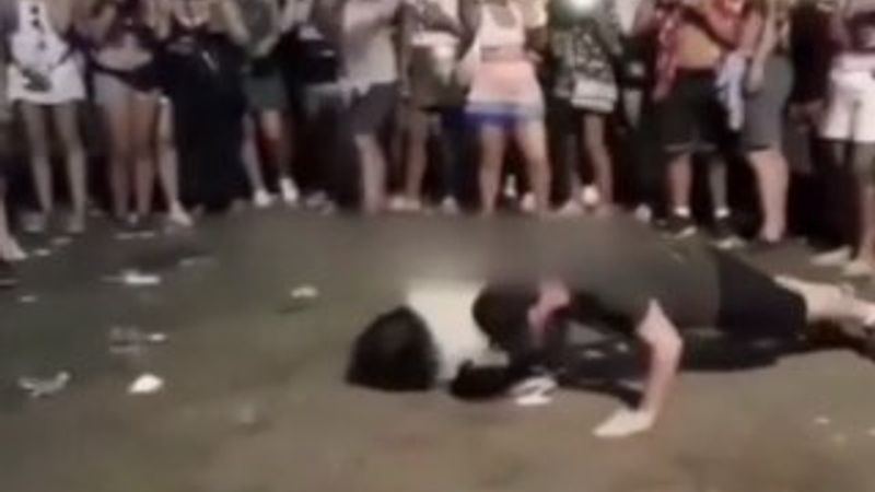 Konserde yere yatıp dans ettiler