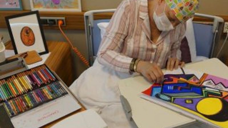 Hasta odasını sanat galerisine dönüştürdü