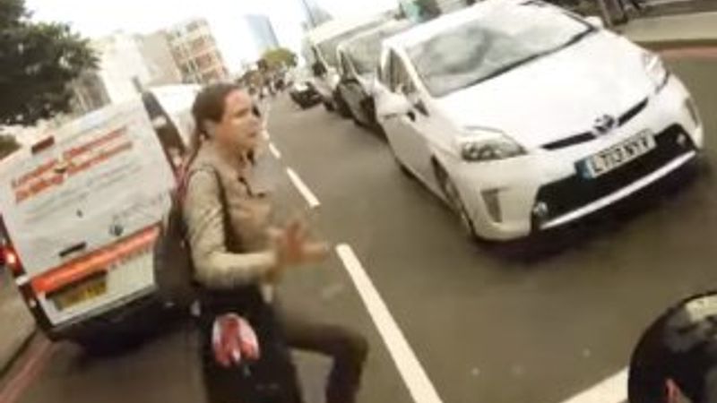 İngiltere'de dikkatsiz yayaya motosiklet çarptı