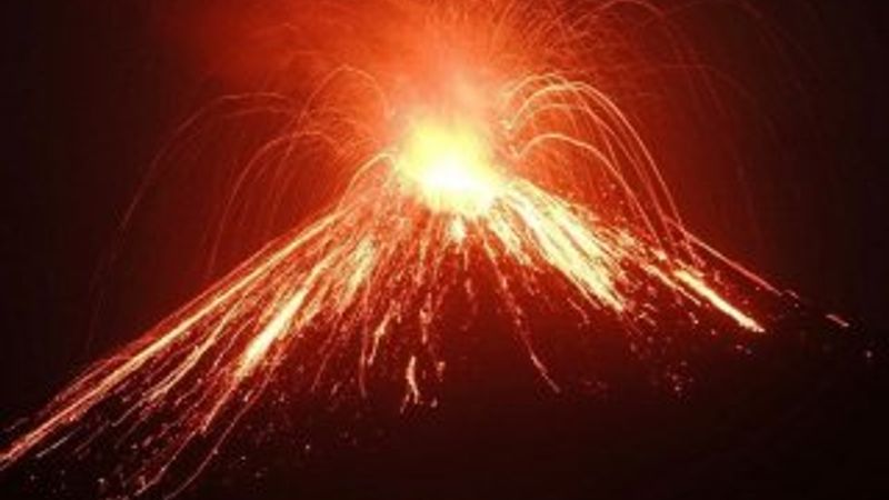 Endonezya'da yanardağ faaliyete geçti