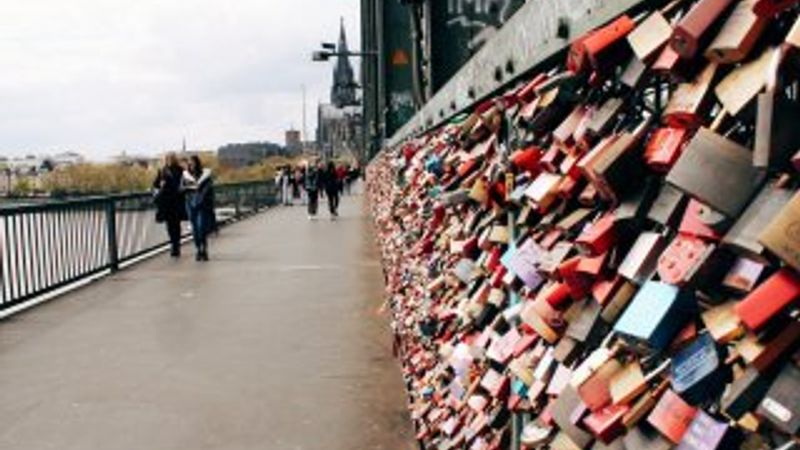Aşk ritüeli: Köprüye asılan kilitler