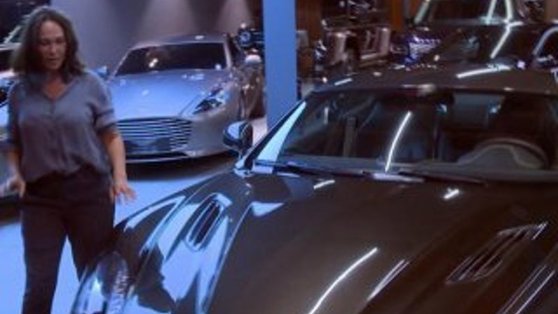 Hülya Avşar kendine yeni araba baktı