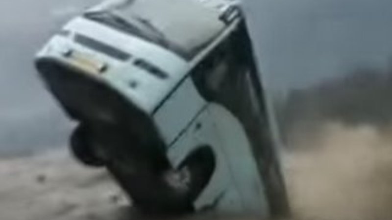 Hindistan’da nehir otobüsü yuttu