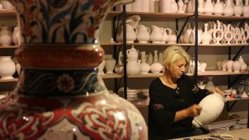 Anneannesinden miras çiniciliği gençlere öğretiyor