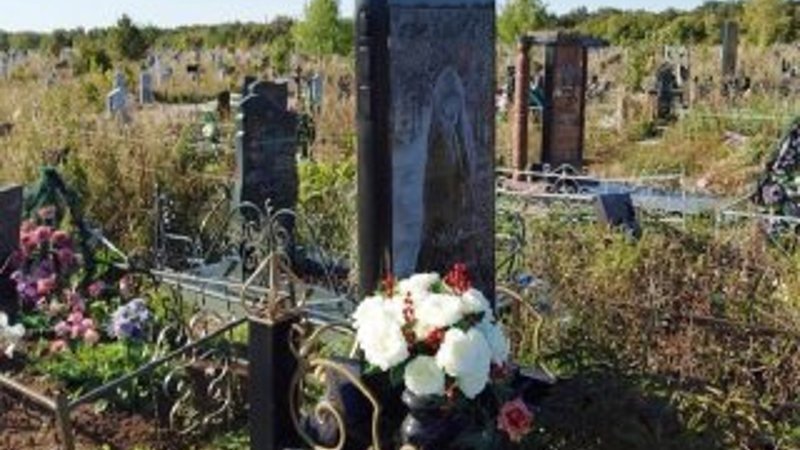 Rusya'da iPhone şeklinde mezar taşı