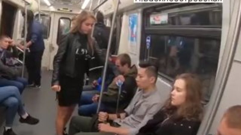 Rusya'da yayılarak oturan erkeklere ceza