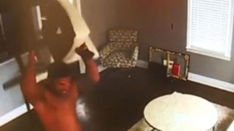 Vücut geliştirme şampiyonu sevgilisini dövdü