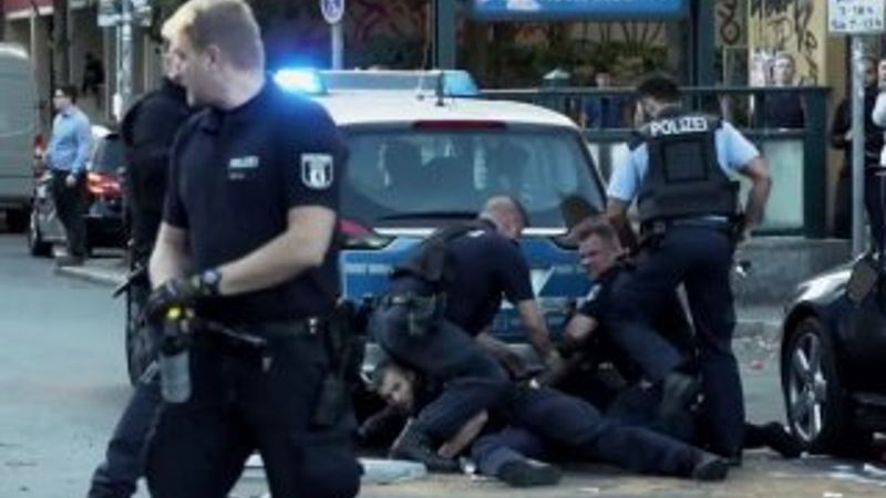 Alman polisi silahsız siyahi adamı dövdü