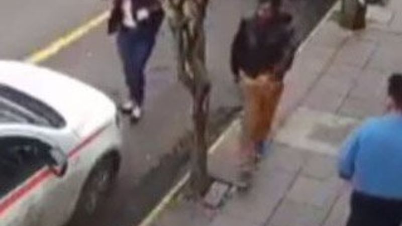 Sokak ortasında kadına bastonla saldırdı