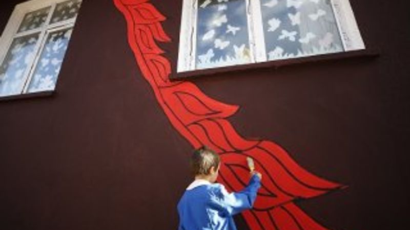 Köy okulunun duvarına sanatsal dokunuş