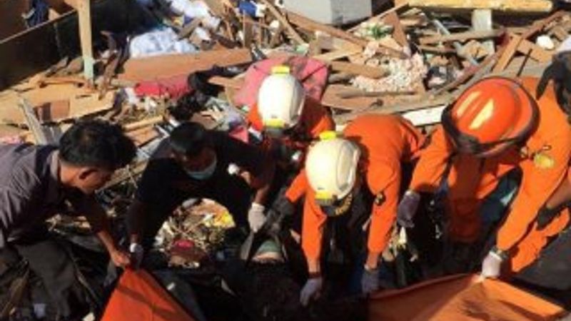 Endonezya'da deprem ve tsunamide ölenler için toplu mezar