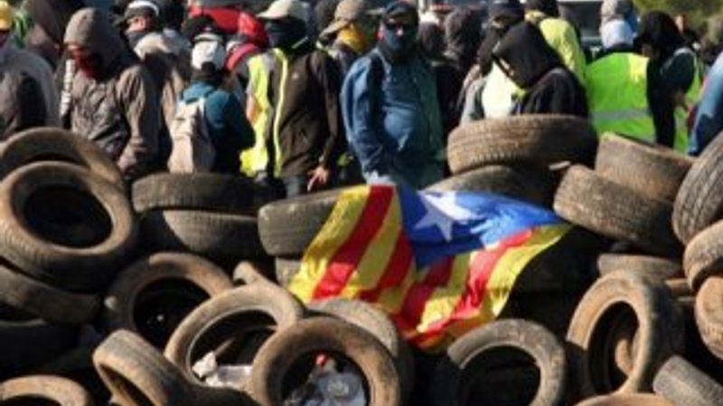 Barselona'da ayrılıkçılar polisle çatıştı